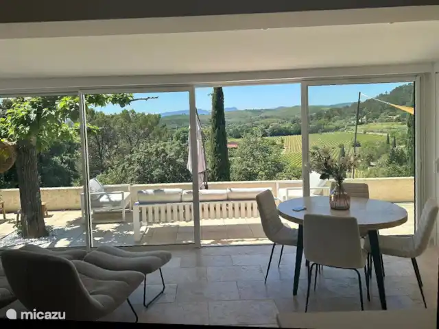 Maison Puur Cotignac huren in Frankrijk, Var, Cotignac - villa Ruime veranda  met prachtig uitzicht