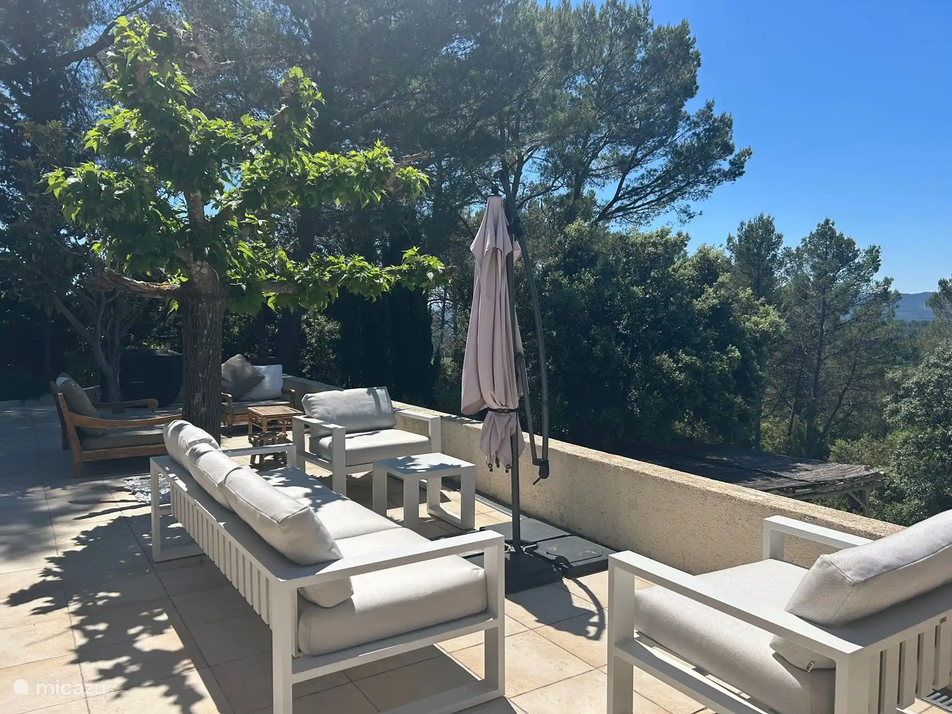 Moderno salón en la terraza