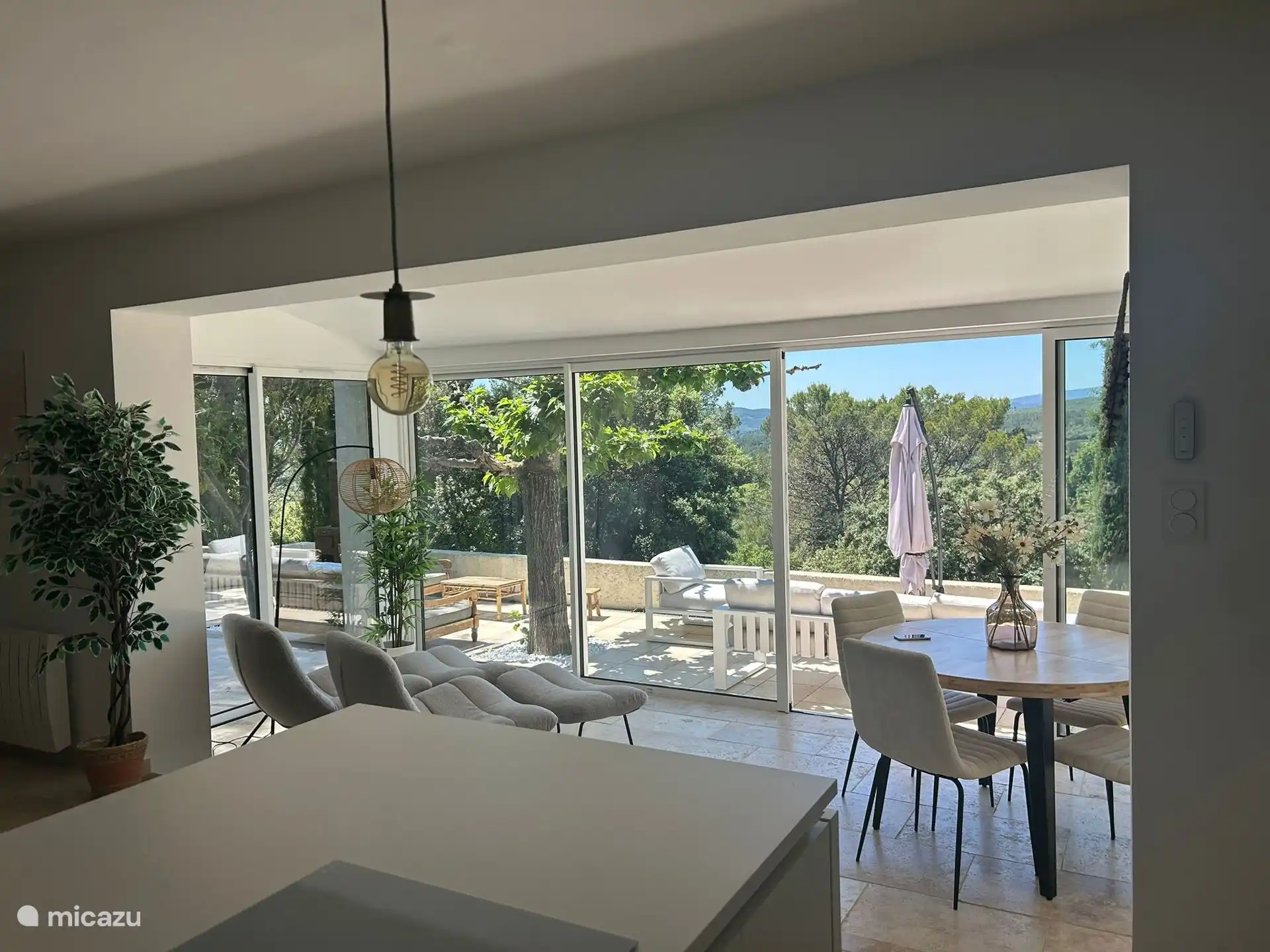 Amplia terraza con aire acondicionado y hermosas vistas