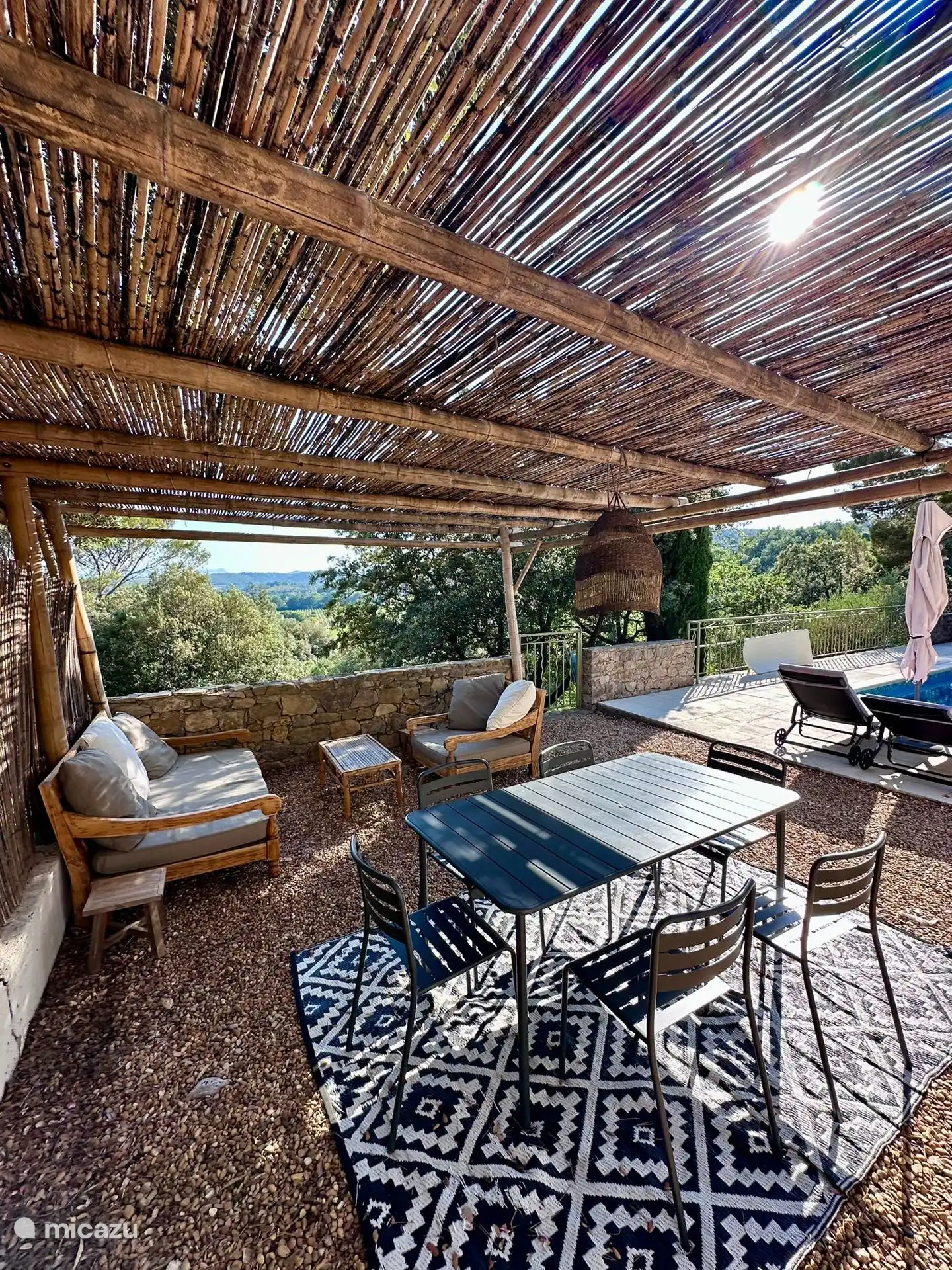 Lounge junto a la piscina