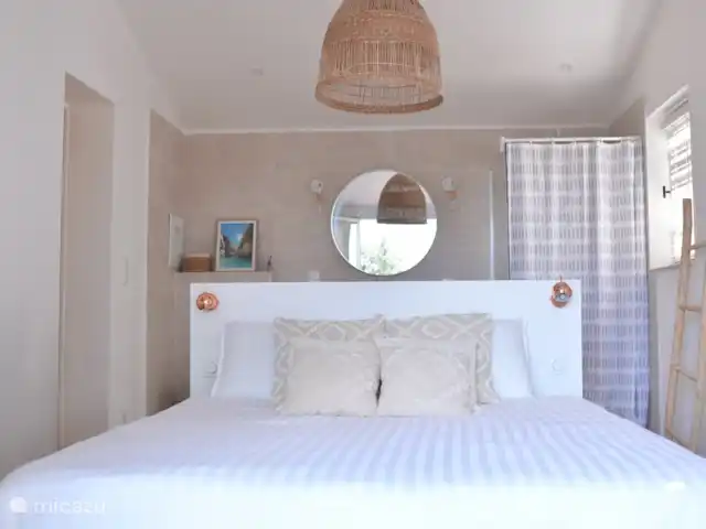 Maison Puur Cotignac huren in Frankrijk, Var, Cotignac - villa Master bedroom met ensuite badkamer.