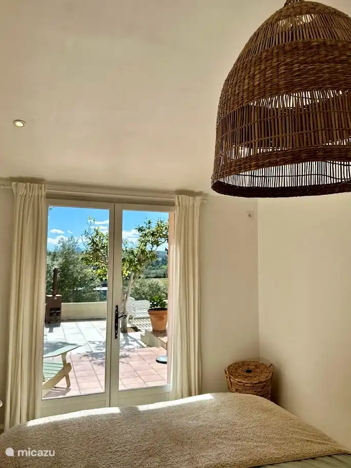 Dormitorio principal con acceso directo a terraza.