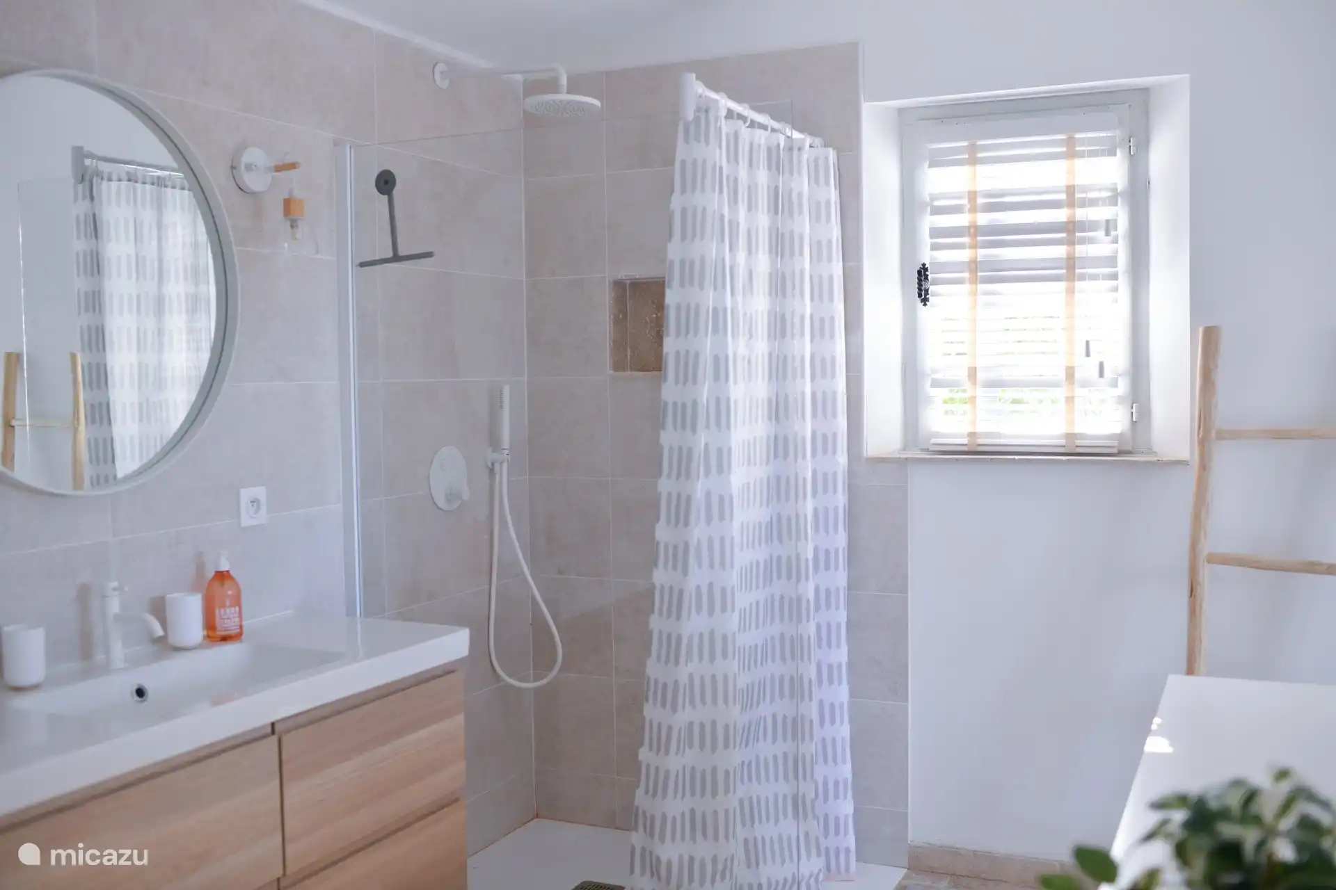 Baño en dormitorio principal.