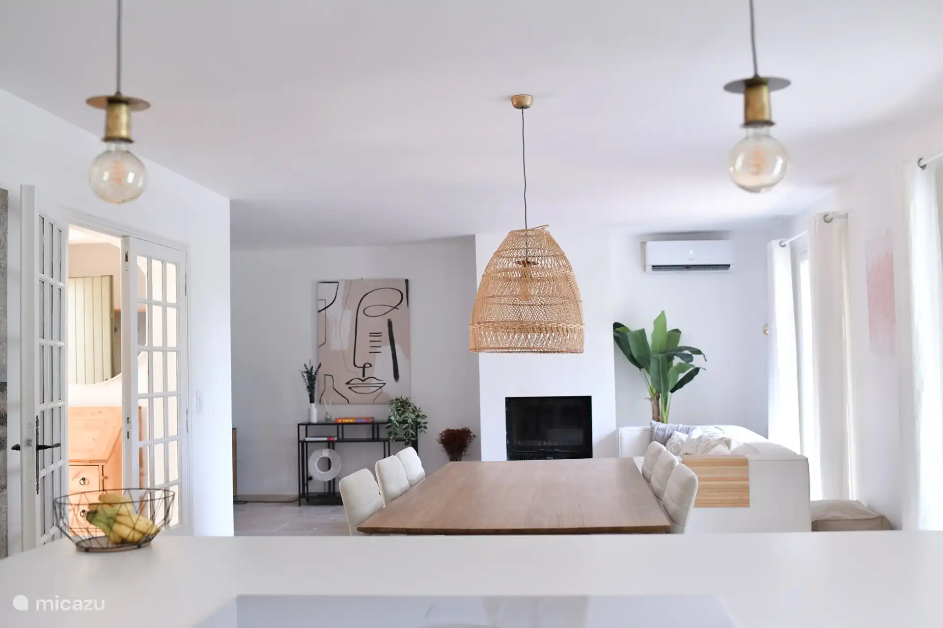 Espacio habitable moderno y de planta abierta.