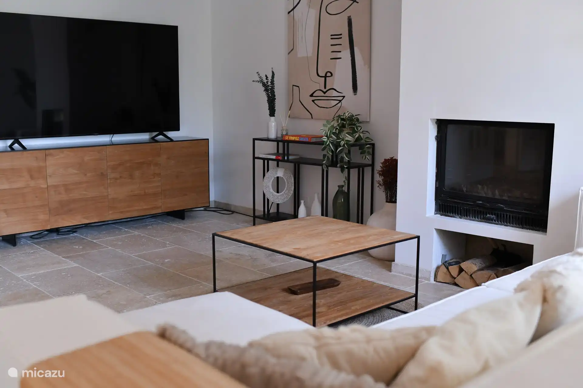 Acogedora sala de estar con Smart TV