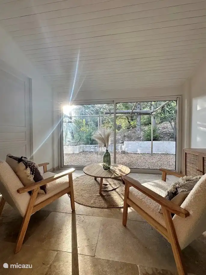 Dormitorio para 2 personas con acceso lateral a terraza y sala de lectura. 