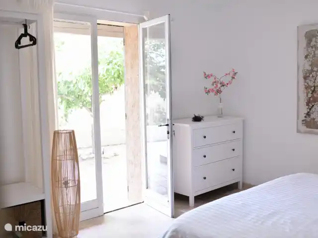 Maison Puur Cotignac huren in Frankrijk, Var, Cotignac - villa Slaapkamer 2 met directe toegang tot het terras.