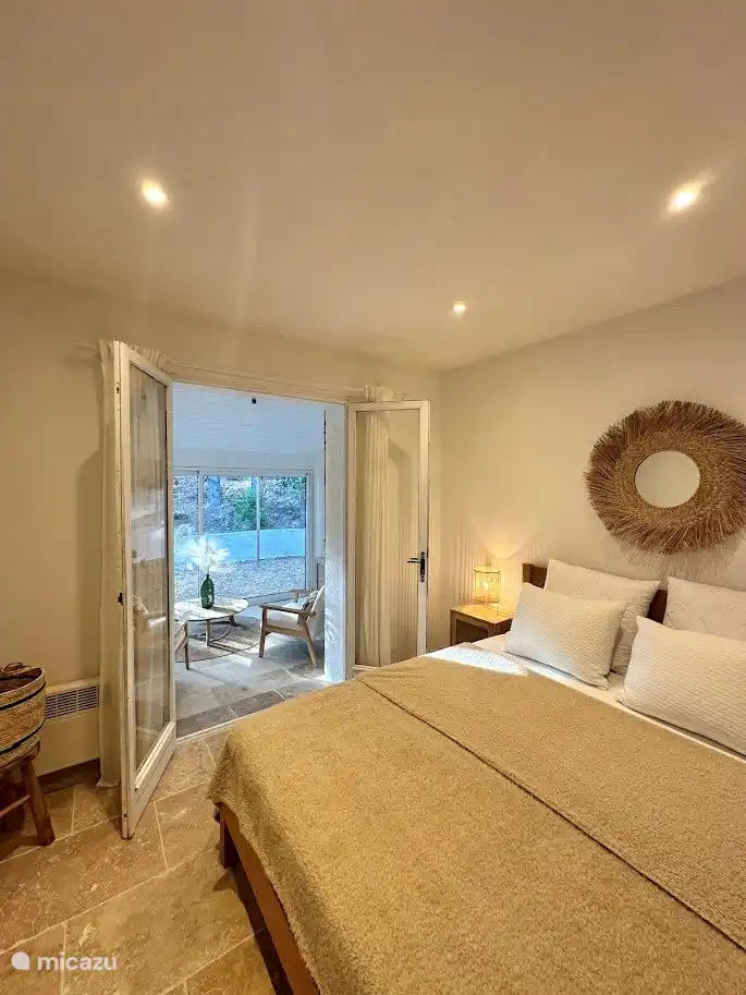 Dormitorio para 2 personas con acceso lateral a terraza y sala de lectura. 