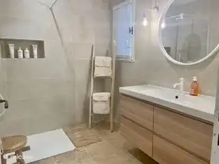 Baño en el recibidor.