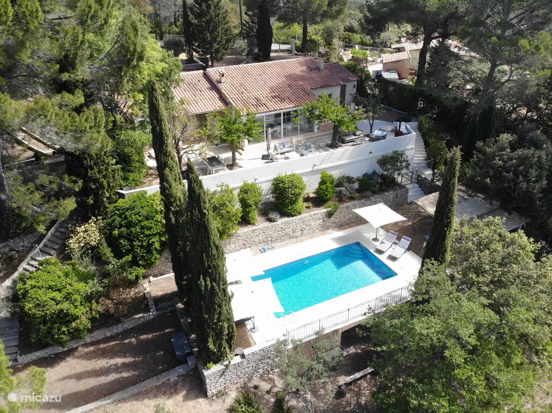 Imágenes de dron de la casa, la piscina y el jardín