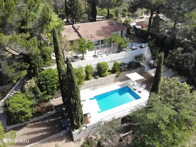 Maison Puur Cotignac huren in Frankrijk, Var, Cotignac - villa Drone beelden van de woning, zwembad & tuin