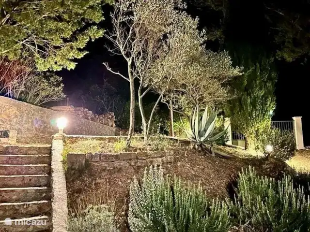Maison Puur Cotignac huren in Frankrijk, Var, Cotignac - villa Inrit wordt 's avonds automatisch verlicht.