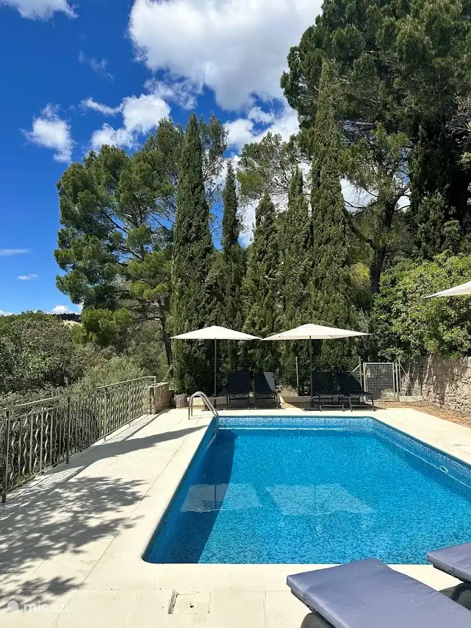 Piscina climatizada y vallada.
