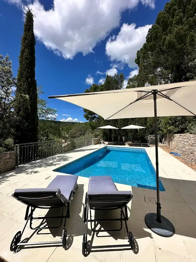 Piscina climatizada y vallada.
