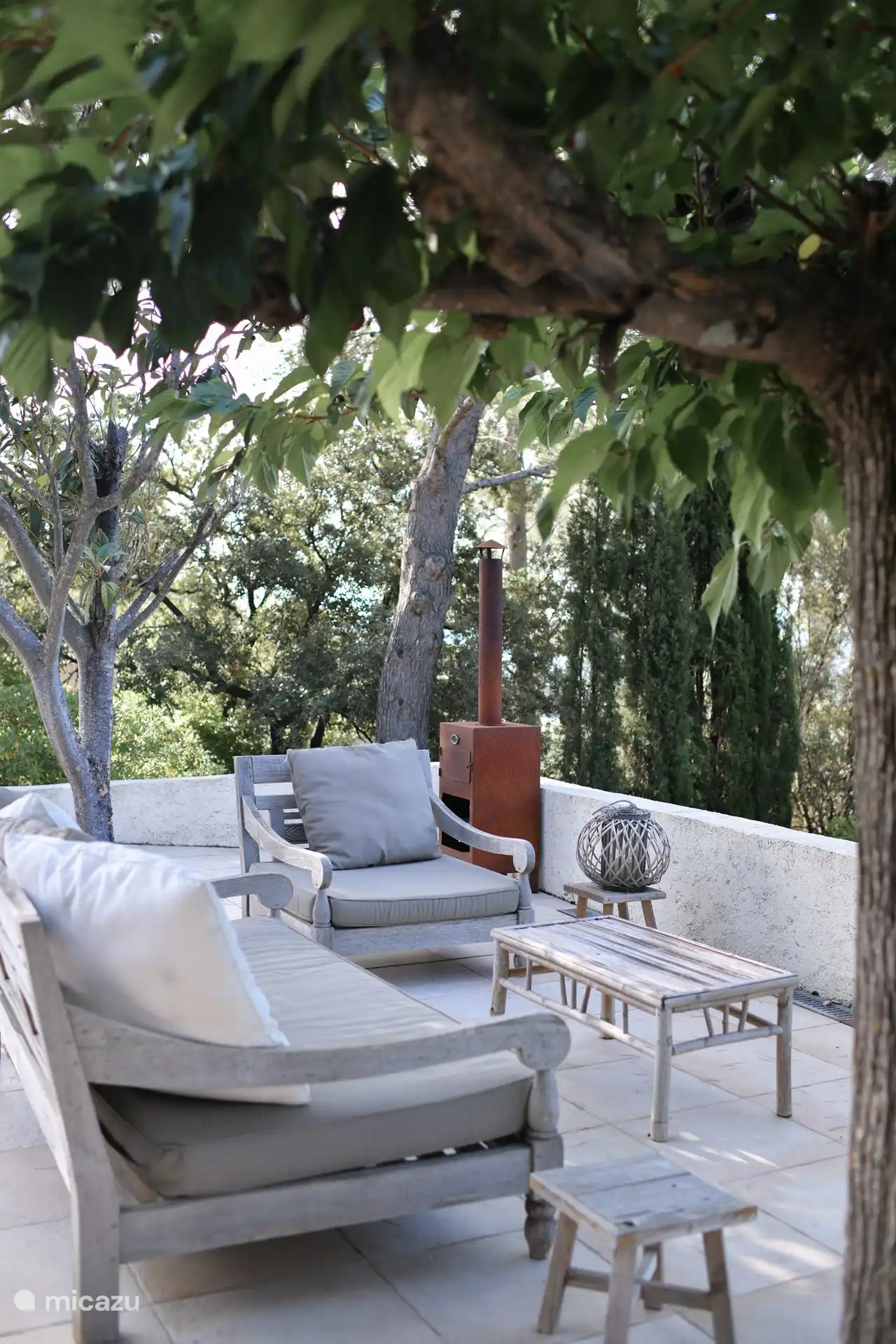 Amplia terraza orientada al sol.