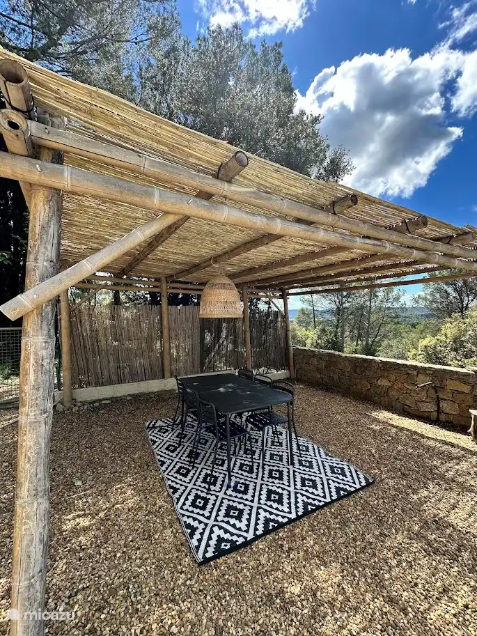 Comedor junto a la piscina.