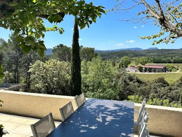 Maison Puur Cotignac huren in Frankrijk, Var, Cotignac - villa Eettafel op terras, voorzien van schaduw.