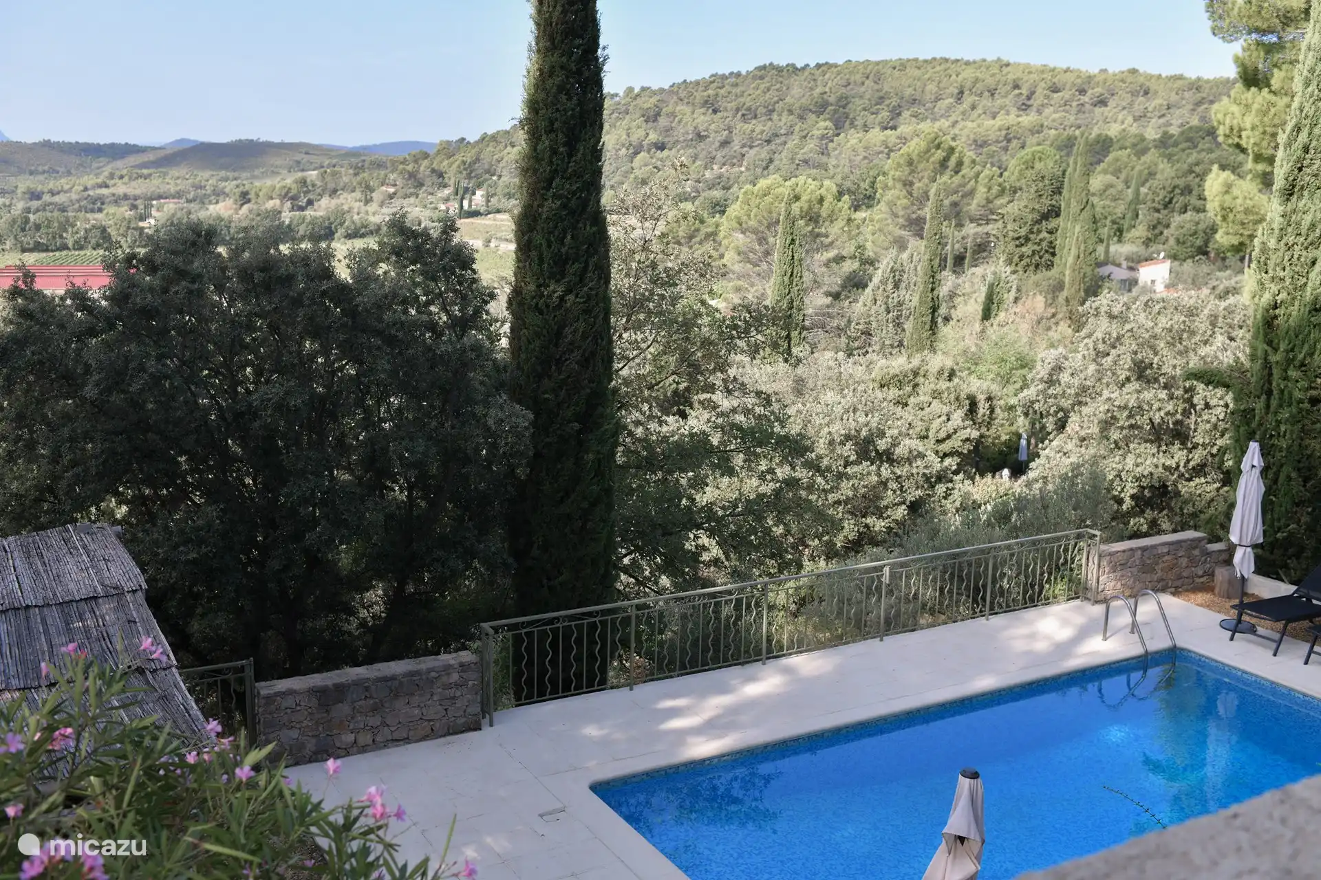 Piscina climatizada y vallada con hermosas vistas.