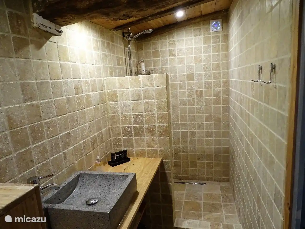 walk in shower Le Cave