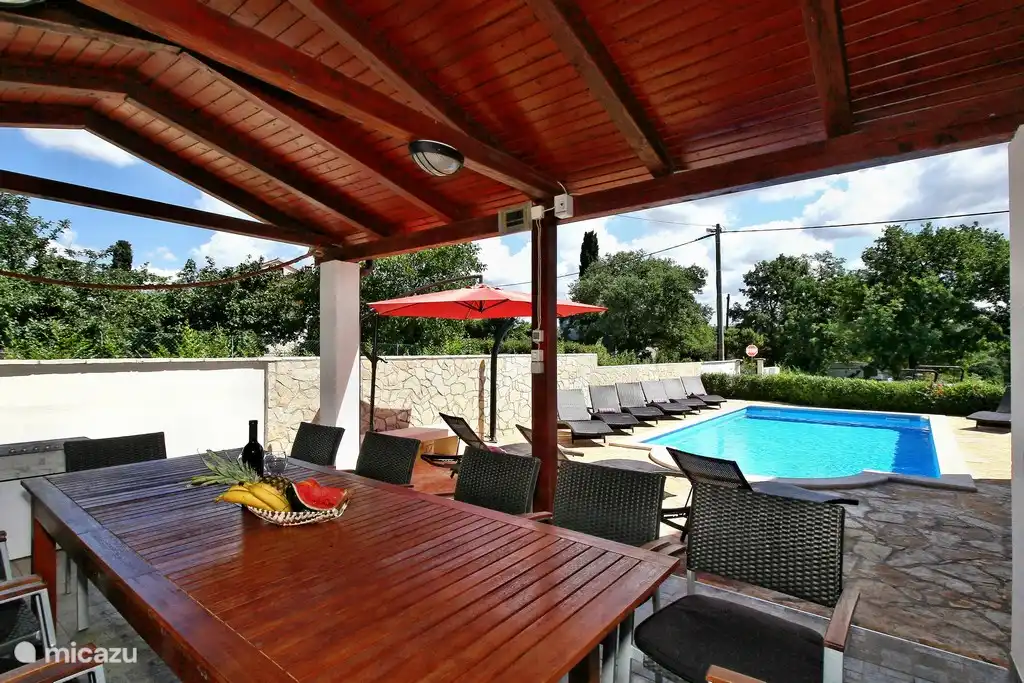 terraza cerca de la piscina