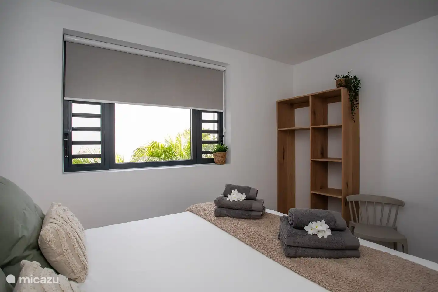 Armario abierto en el segundo dormitorio.