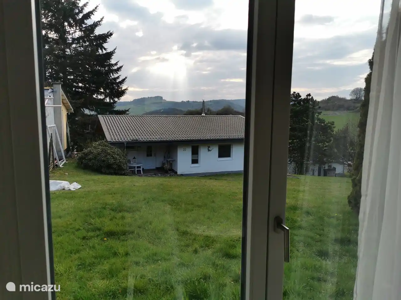 Haus Natur - Blick aus dem Wohn- u. Essbereich in die freie Natur