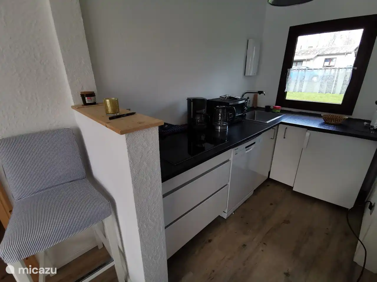 Haus Natur - Küche komplett ausgestattet mit Spülmaschine, Herd, Minnibackofen, Wasserkocher, Kaffeemaschine, Kühlschrank mit Gefrierfach