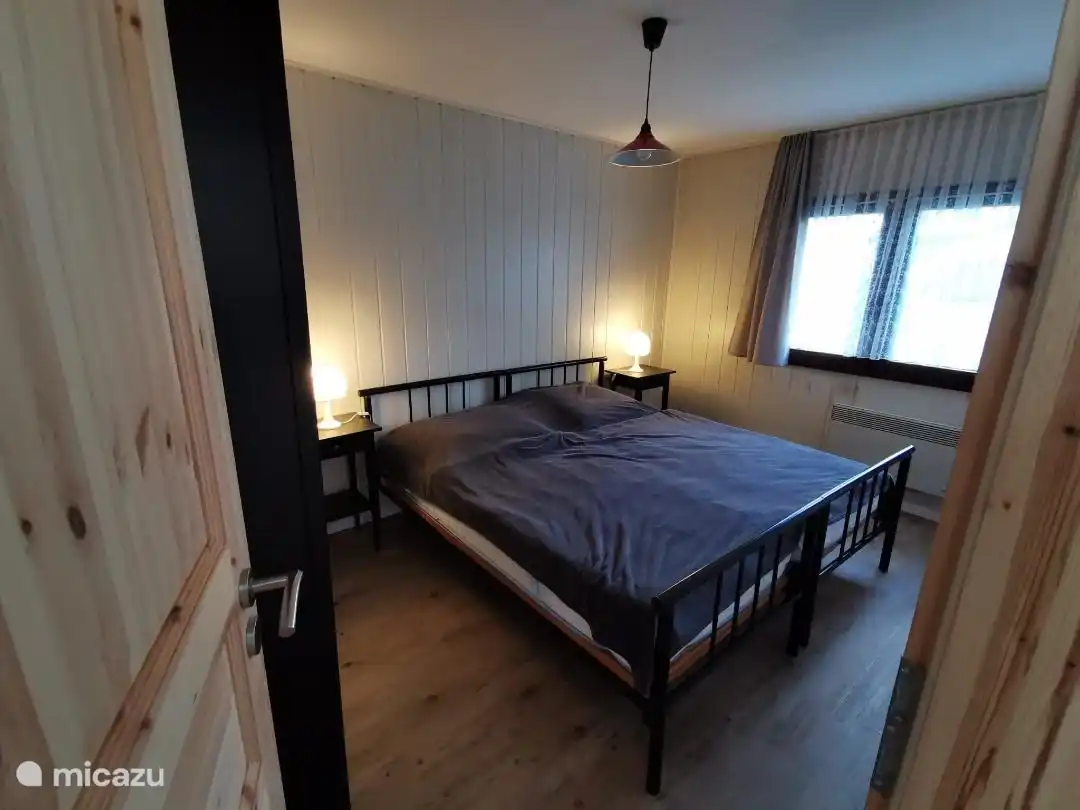 Haus Natur - Doppelschlafzimmer, Betten können auch auseinander gestellt werden und 2-Türkleiderschrank mit Stange (links hinter Türe)