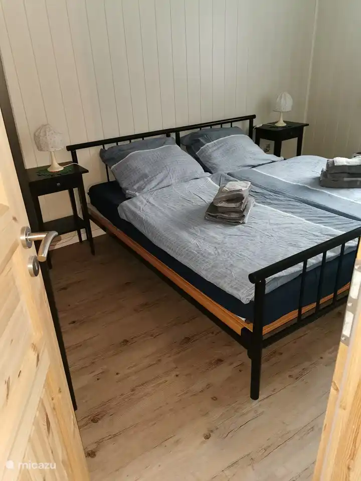 Haus Natur - Doppelschlafzimmer, Betten können auch auseinander gestellt werden und 2-Türkleiderschrank mit Stange (links hinter Türe)