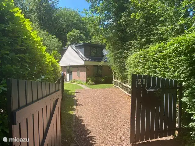 Boshuis Daaldersplakje huren in Nederland, Friesland, Appelscha - vakantiehuis Een grote oprit waar u uw auto of meerdere auto’s kwijt kunt.