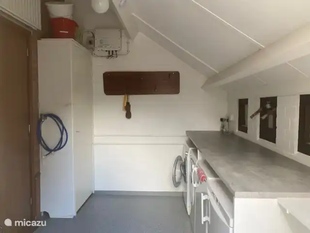 Boshuis Daaldersplakje huren in Nederland, Friesland, Appelscha - vakantiehuis De bijkeuken met een wasmachine droger vriezer en tweede koelkast en nog een extra keukenblad.