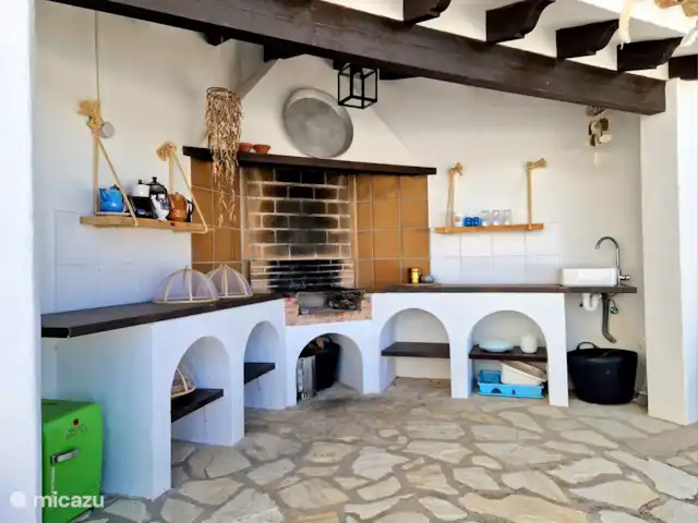 Location de Vacances Espagne, Costa Blanca, Dénia, maison de vacances - Maison Zensa Cuisine extérieure avec BBQ, évier et réfrigérateur