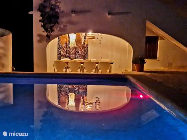 Location de Vacances Espagne, Costa Blanca, Dénia, maison de vacances - Maison Zensa La terrasse couverte avec une grande table à manger et 8 chaises