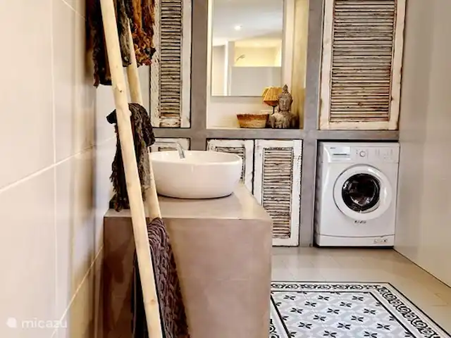 Location de Vacances Espagne, Costa Blanca, Dénia, maison de vacances - Maison Zensa Douche à l'italienne spacieuse, lavabo spacieux, sèche-cheveux, lave-linge