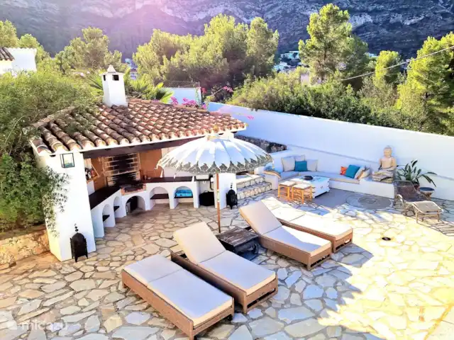 Location de Vacances Espagne, Costa Blanca, Dénia, maison de vacances - Maison Zensa Cuisine extérieure avec transats au bord de la piscine