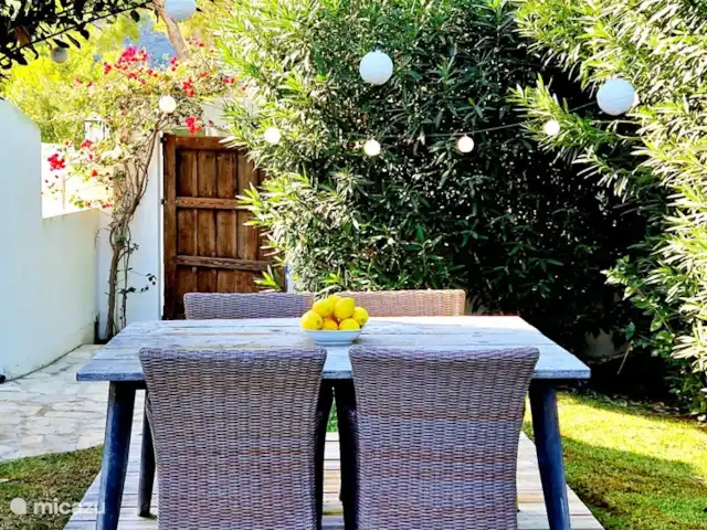 Location de Vacances Espagne, Costa Blanca, Dénia, maison de vacances - Maison Zensa Terrasse dans le jardin verdoyant
