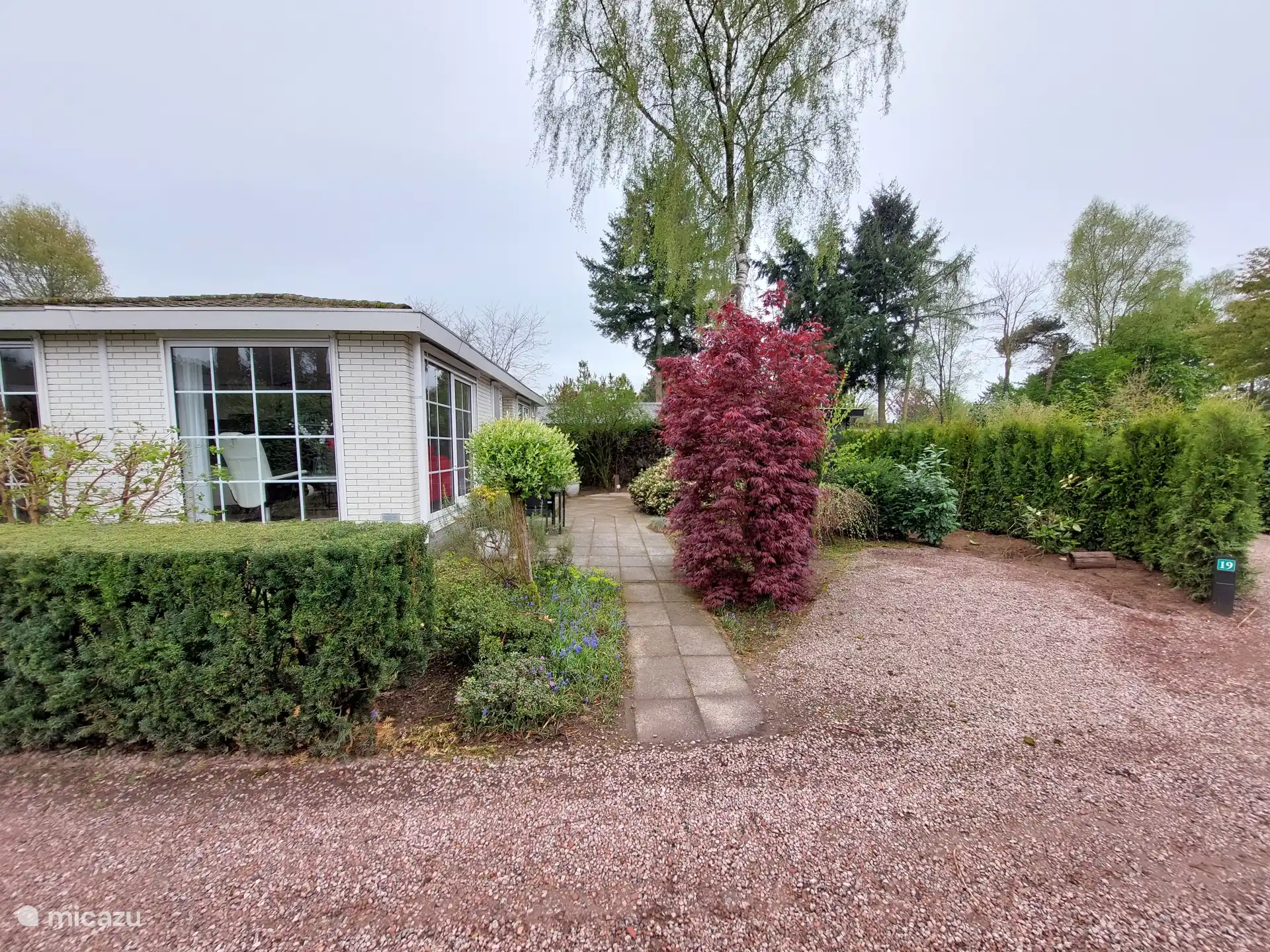 Jardin avec parking privé pour 1 voiture