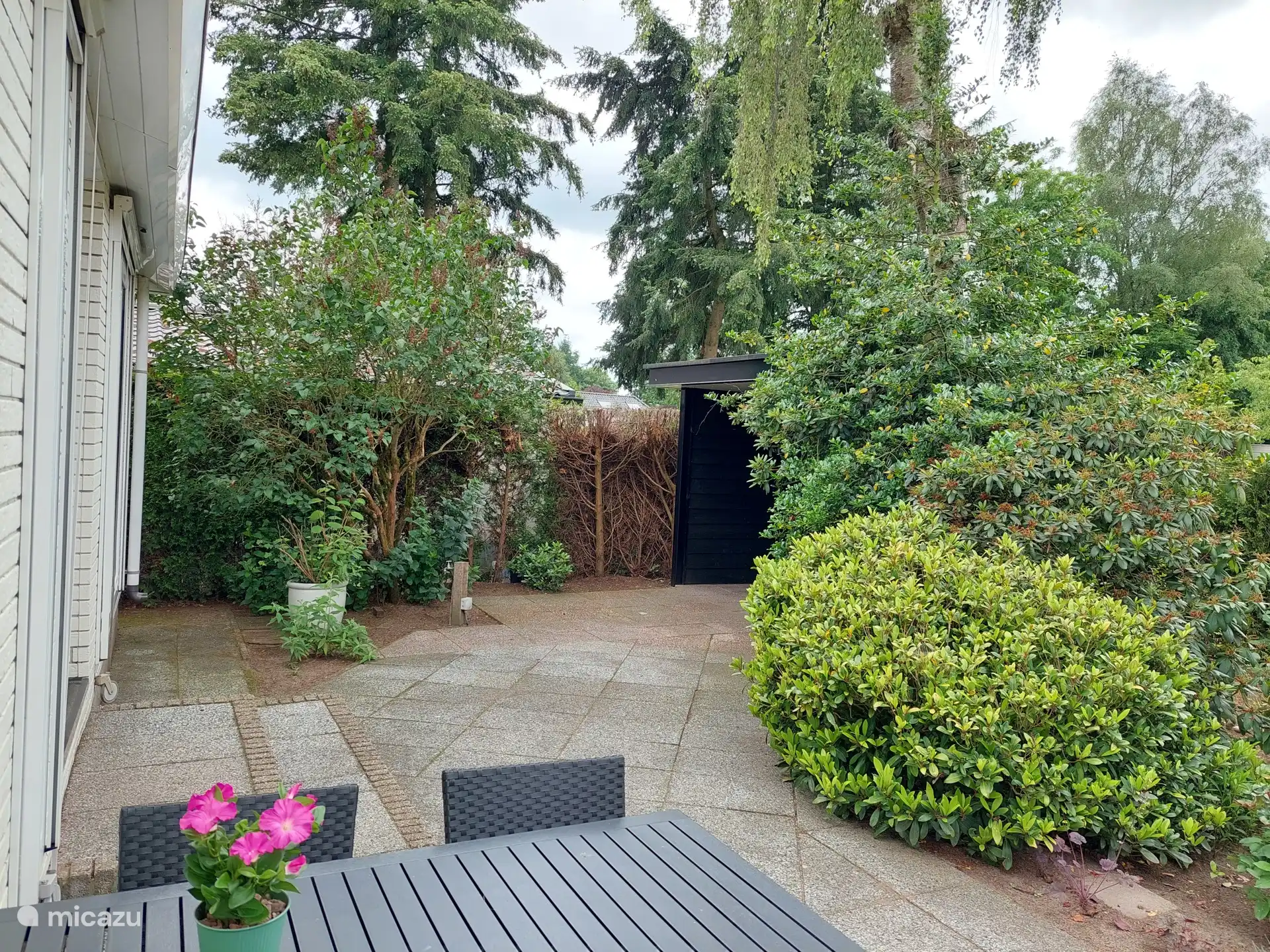 Terrasse avec baldaquin