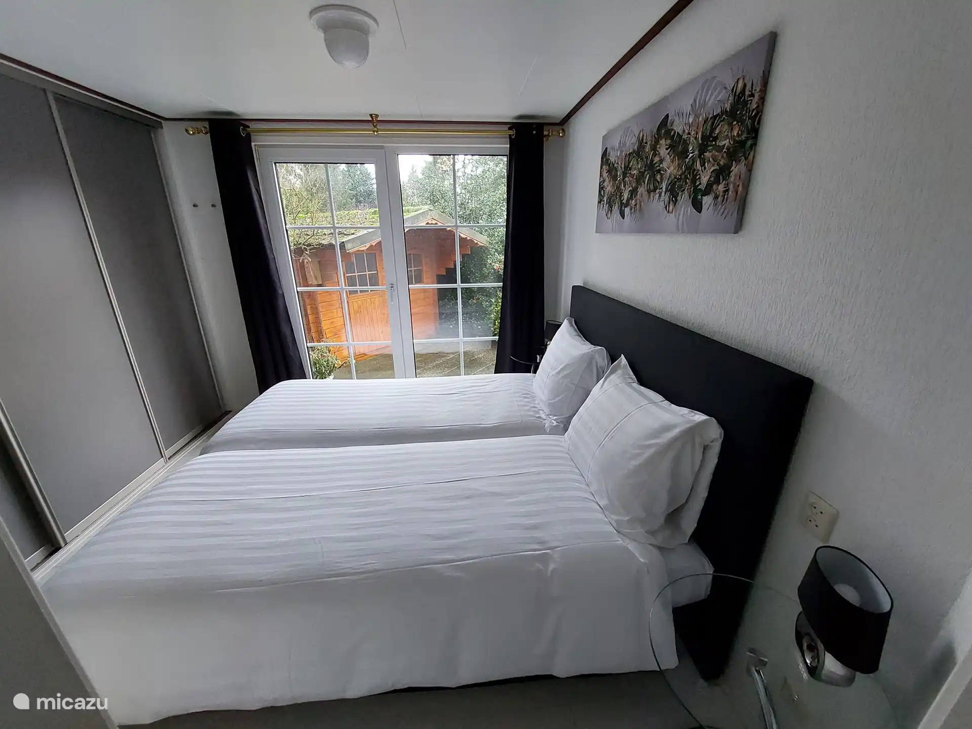 Chambre avec grande garde-robe