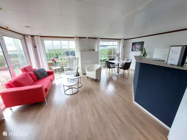 Comfort chalet nr.19 huren in Nederland, Gelderland, Putten - vakantiehuis Ruime woonkamer met grote televisie.