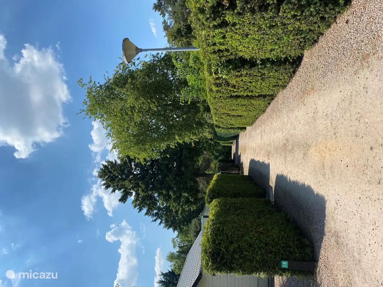 Situé sur un petit parc calme