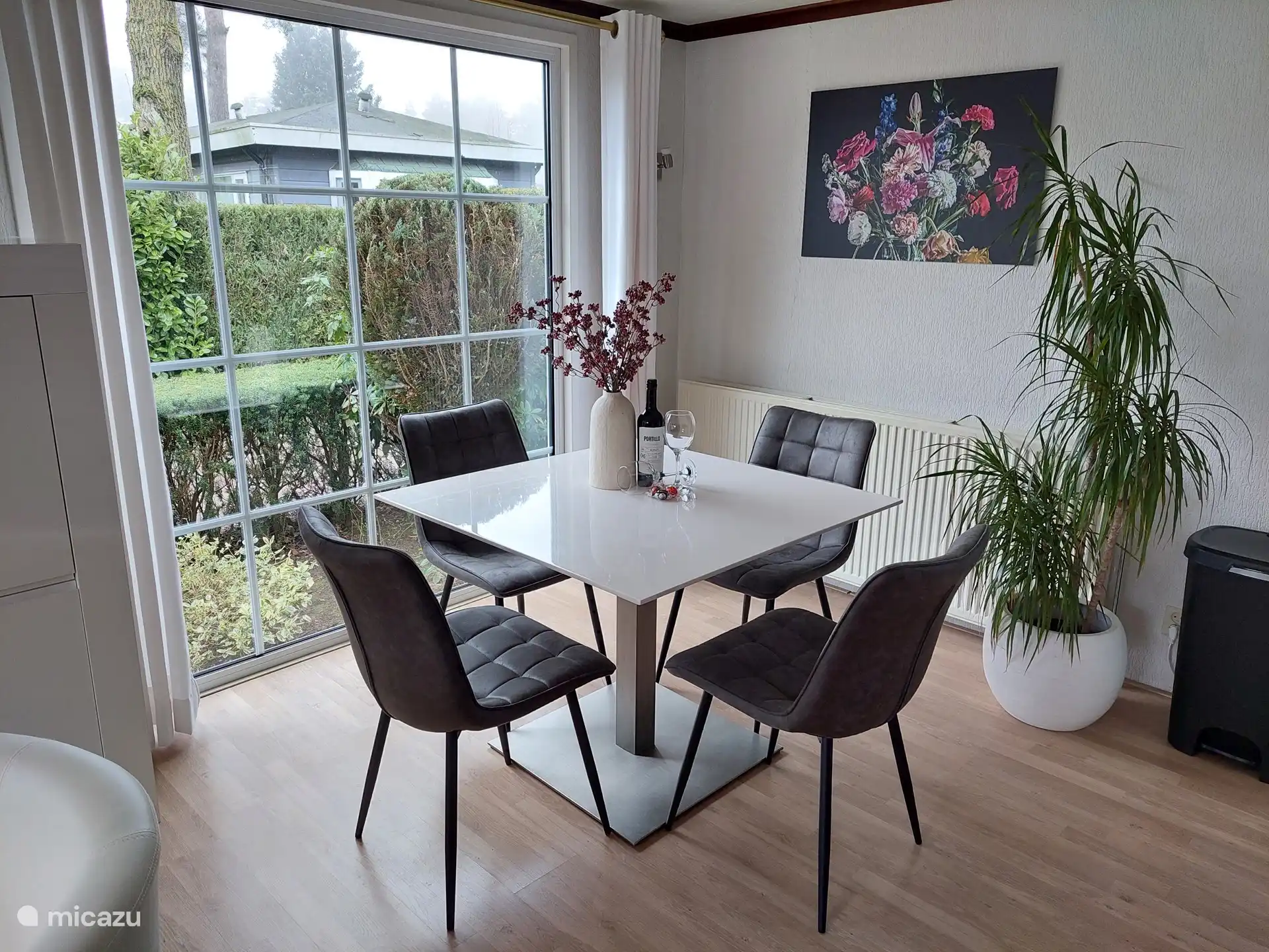 Table à manger avec de belles chaises robustes.