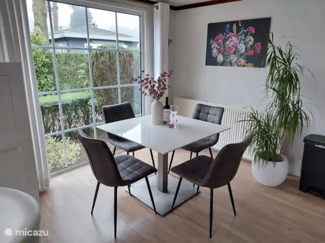 Comfort chalet nr.19 huren in Nederland, Gelderland, Putten - vakantiehuis Eettafel met fijne, stevige zitstoelen.