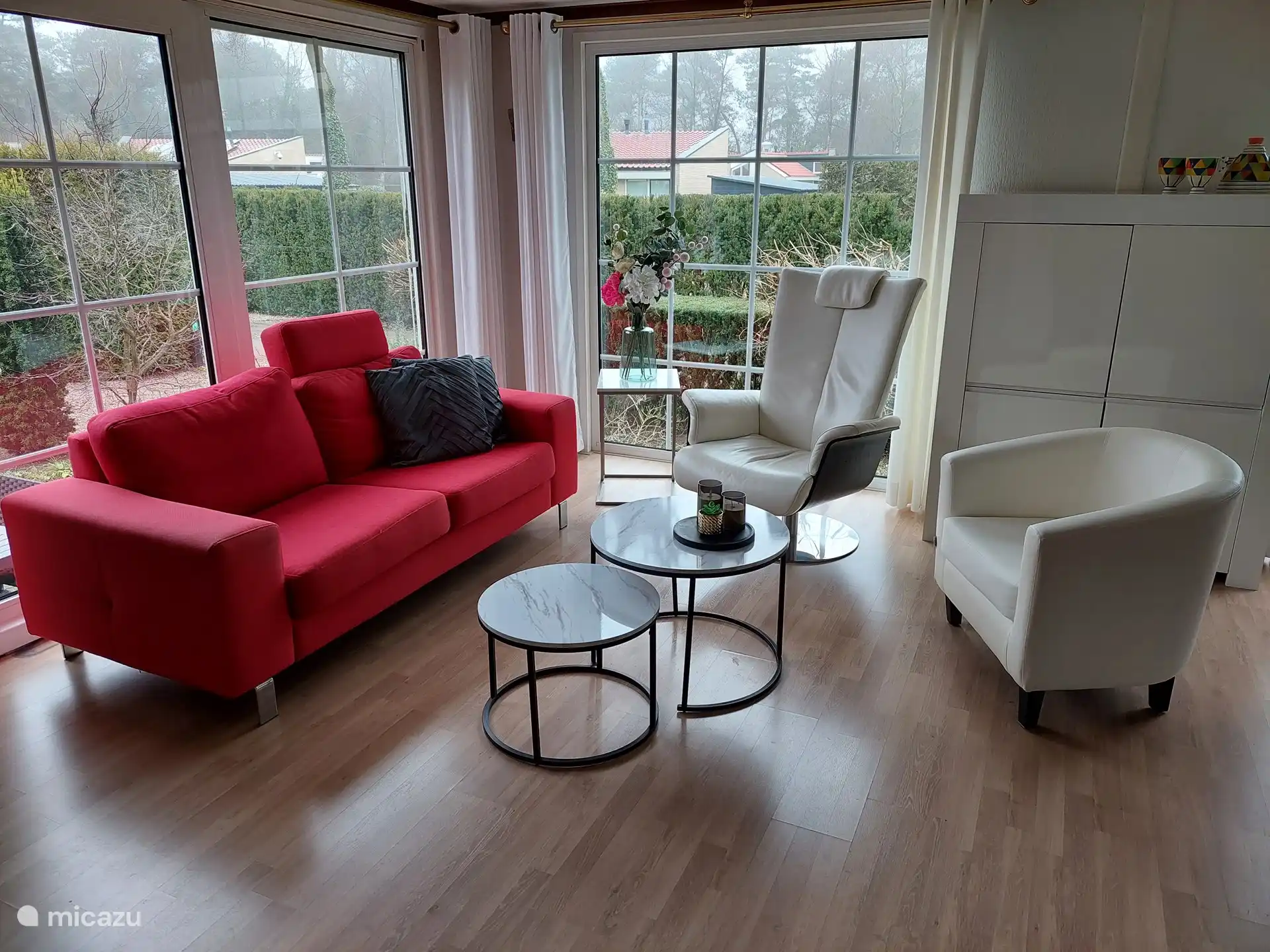 Coin salon salon avec de grandes fenêtres.