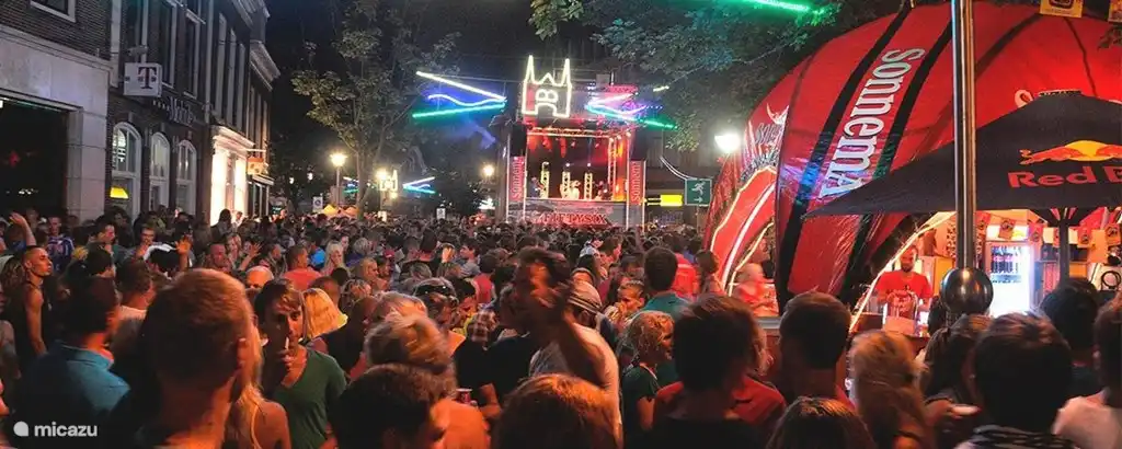 Concerten en een geweldige sfeer in Sneek tijdens de Sneekweek.