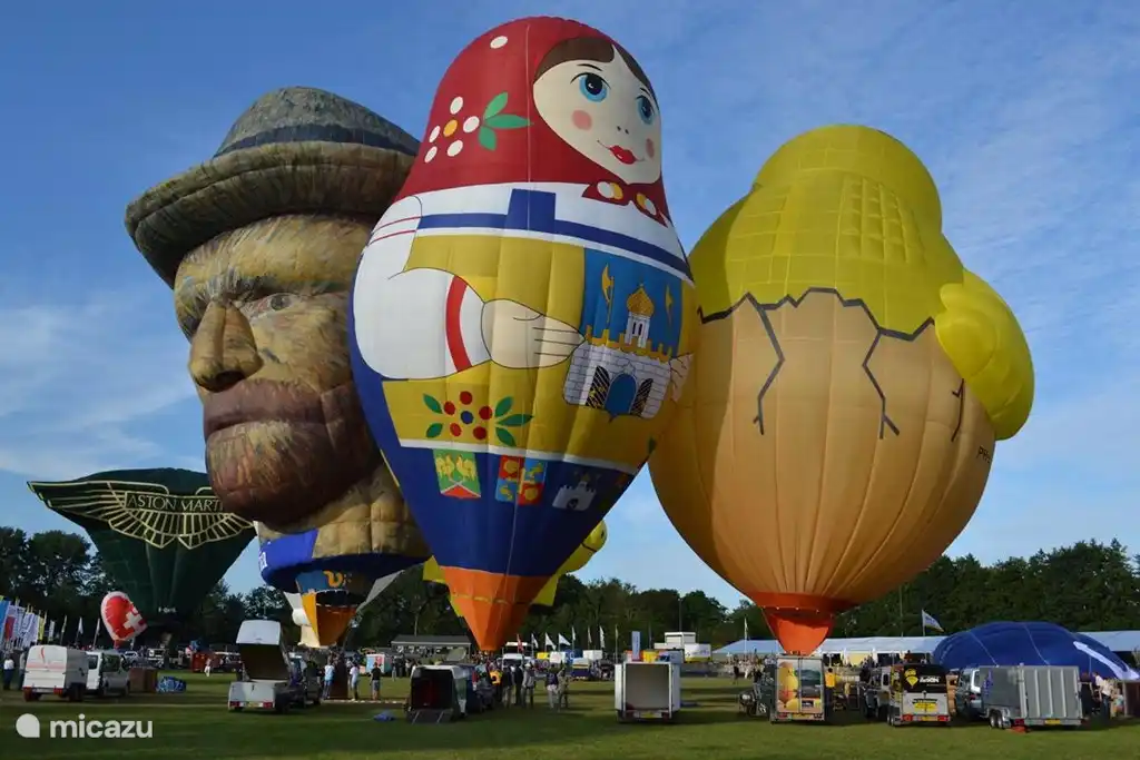 In juli vindt het Ballonfeest plaats in Joure met tientallen ballonnen.