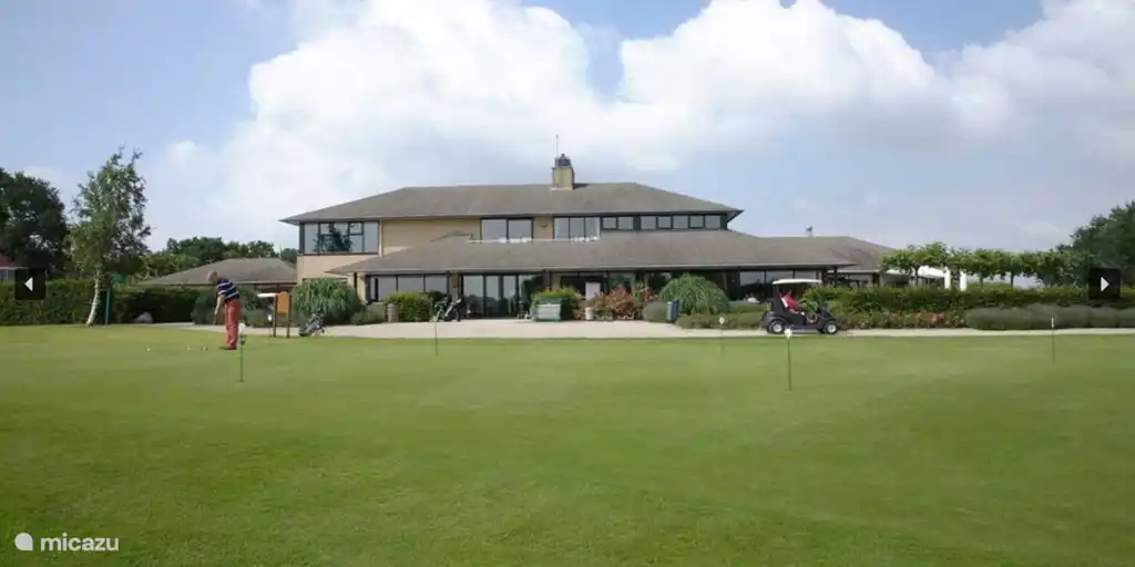 Er is een prachtige en gezellige golfbaan in St. Nicolaasga op 20 minuten rijden van vakantiehuis Marretoer.