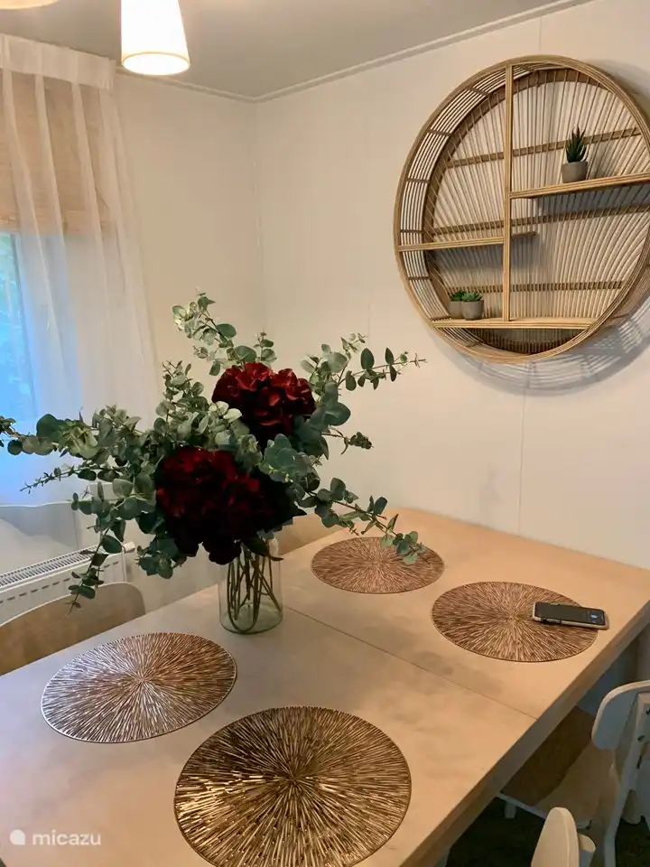 Esstisch ist möglich. lässt sich zu einem schönen langen Tisch von 2,00 m erweitern