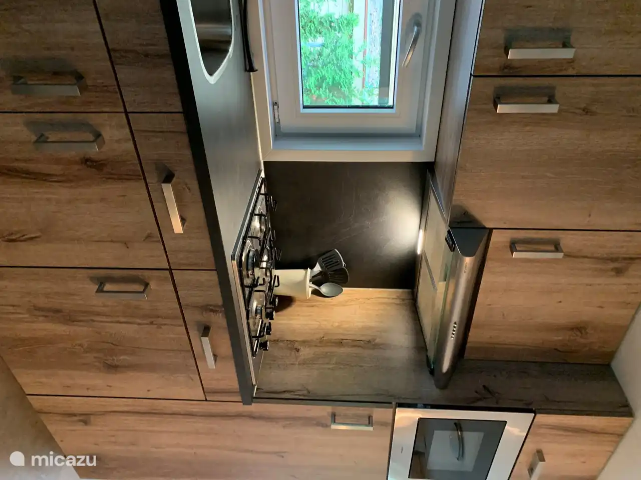 Gasherd, Kombi-Mikrowelle, großer Kühlschrank mit Gefrierfach, Nespresso-Maschine, Wasserkocher