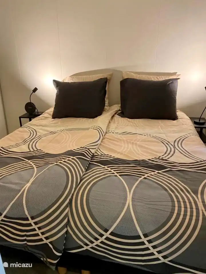 Das 1. Schlafzimmer verfügt über zwei zusammengeschobene Betten, in diesem Raum gibt es einen Kleiderschrank mit Platz zum Aufhängen und Ablegen von Kleidung
Bettwäsche kann optional gemietet werden, ebenso Handtücher